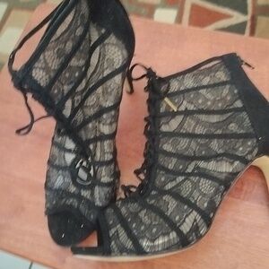 Just Fabulous Label Women's Lace Design 5 inch heels